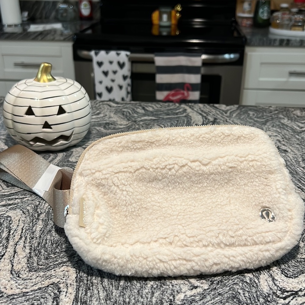 🤍 Ivory / Trench Everywhere Fleece Belt Bag 🤍